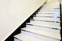 Schody z marmuru 100x30 SREBRNA LISTWA podstopień