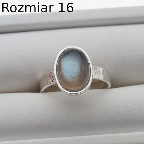 Pierścionek z Labradorytem owalnym w srebrze młotkowanym 16 (Średnica wewnętrzna 17,67 mm) +/- 2 rozmiary regulacji na Arena.pl