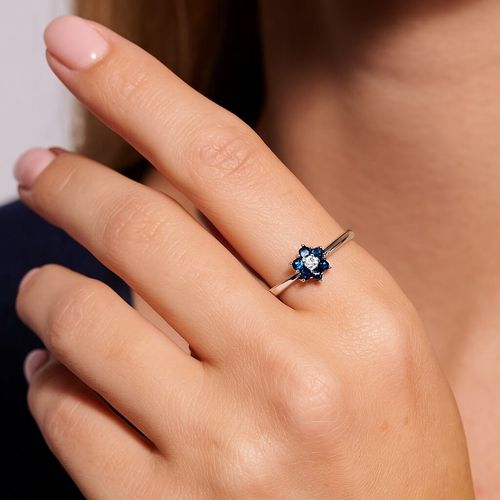 śliczny pierścionek kwiatek z szafirami i diamentem w białym złocie na Arena.pl