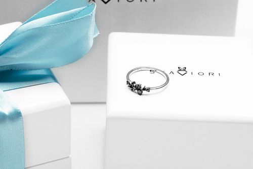 cudowny delikatny pierścionek z czarnymi diamentami w białym złocie na Arena.pl