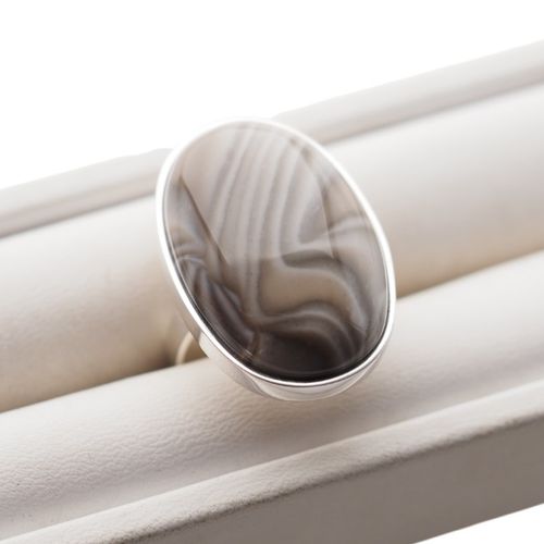 Pierścionek regulowany z owalnym Krzemieniem Pasiastym w srebrze na Arena.pl