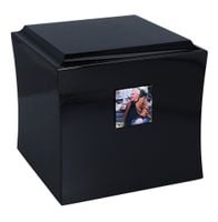 Czarna drewniana urna ze zdjęciem zmarłego Kolorowe