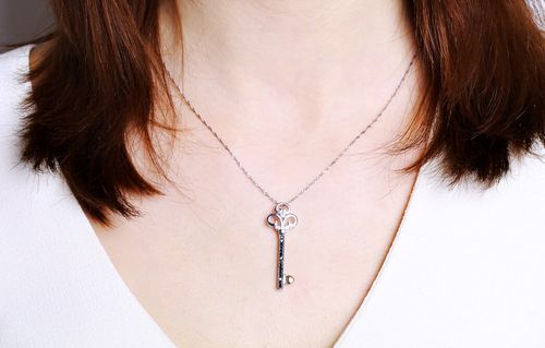 wisiorek kluczyk złoto z czarnymi i białymi diamentami na Arena.pl