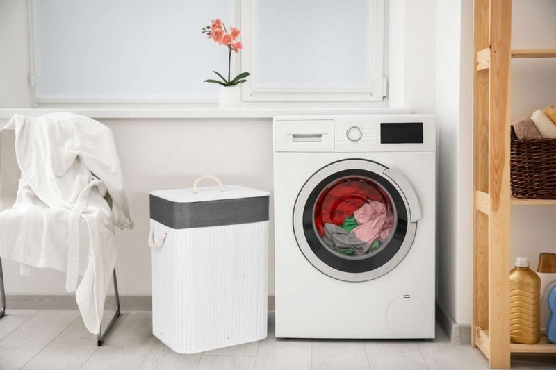 Kosz na pranie bambusowy z pokrywą 80L biało-szary zdjęcie 3