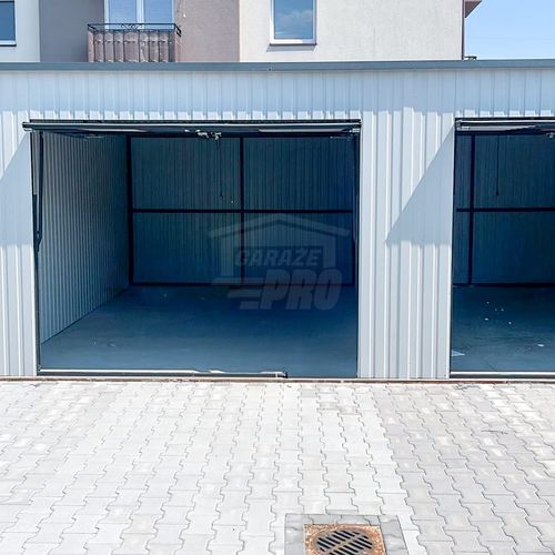 Rząd garaży 28x5,5m 7x bramy uchylne - biały  dach spad w tył  GP489 na Arena.pl