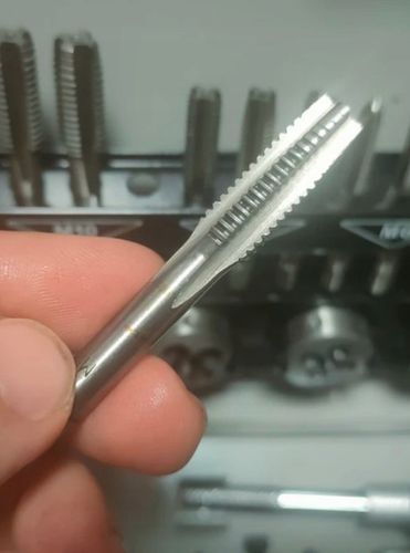 ZESTAW GWINTOWNIKÓW I NARZYNEK CALOWYCH 24EL. JBC na Arena.pl