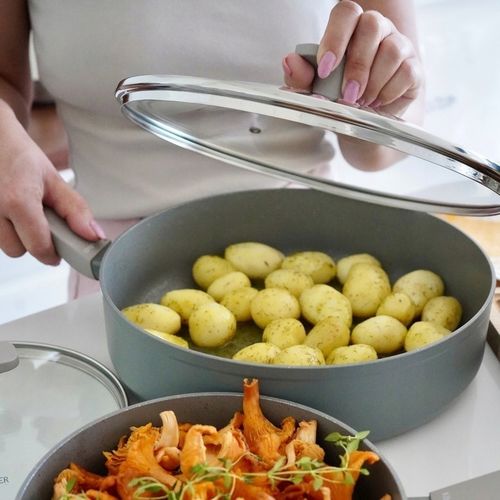 Patelnia na indukcję PATELNIA GŁĘBOKA NON-STICK Z POKRYWKĄ 28cm Pancetta na Arena.pl