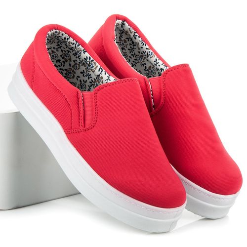 Czerwone slipony na platformie r.39 na Arena.pl