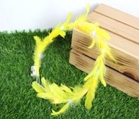 wianek  z piór led świecący 18 cm żółty sn56665