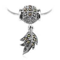 srebrny wisiorek przekładany z piórkiem i markazytami