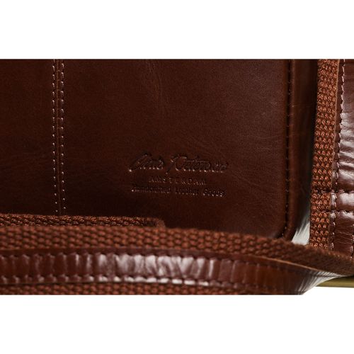 miejska torba męska ze skóry naturalnej w brązowym kolorze, zawieszona na Arena.pl