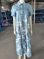 Modna I Elegancka Sukienka Jeansowa Z Wyjątkowym Nadrukiem - Wysmuklająca
