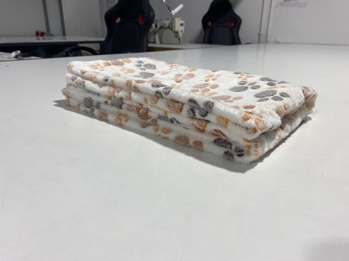Koc Polarowy 100X70 Cm Łapy Jasne na Arena.pl