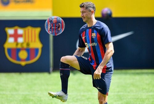 ORYGINALNA PIŁKA NOŻNA FC BARCELONA r5 LEWANDOWSKI DO NOGI NA TRAWĘ na Arena.pl