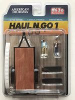 American Diorama Zestaw Haul-N-Go Trailer + 2 figurki– MiJo Exclusives 1:64