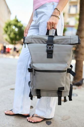 pojemny plecak miejski w szarym kolorze wykonany z poliestru - peterson na Arena.pl