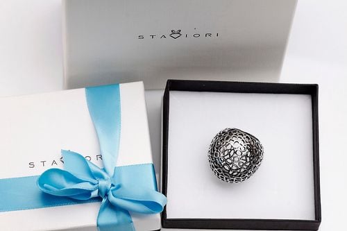 srebrny dostojny ażurowy pierścionek na Arena.pl