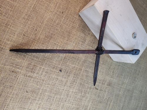 Stalowy kuty krzyż rustykalny z węzłem stalowym 30 cm na Arena.pl