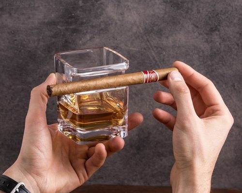 Szklanka do whisky i cygaro na Arena.pl