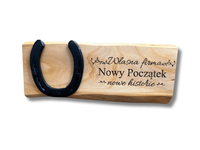 Oryginalny prezent na szczęście podkowa własna firma deska z grawerem