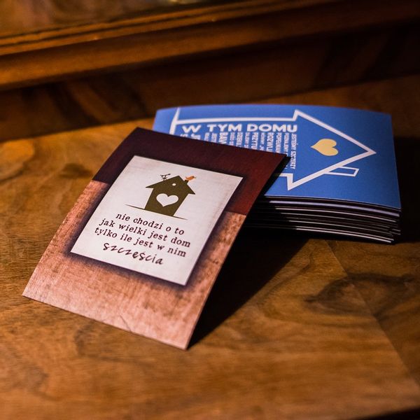 W tym domu – niebieski – magnes zdjęcie 2