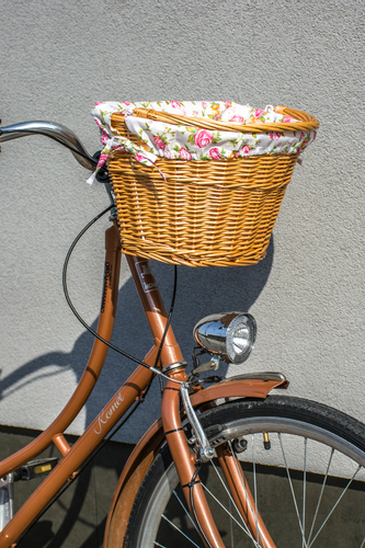 brązowy wiklinowy kosz do roweru na Arena.pl