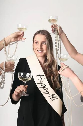 Szarfa urodzinowa kremowa Happy 18! na Arena.pl