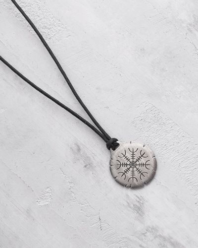 Srebrny wisiorek HELMET of TERROR (na sznurku) na Arena.pl