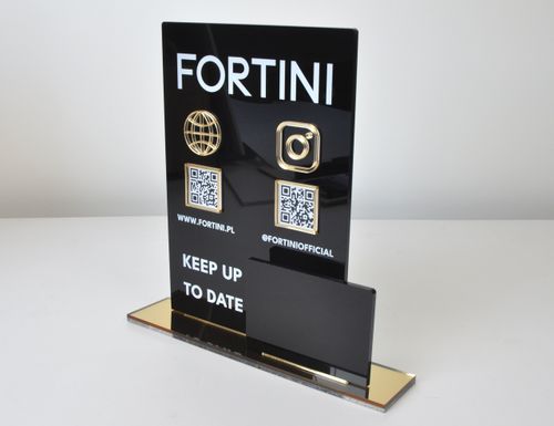 Tabliczka z plexi z nadrukiem UV i złotymi elementami na Arena.pl