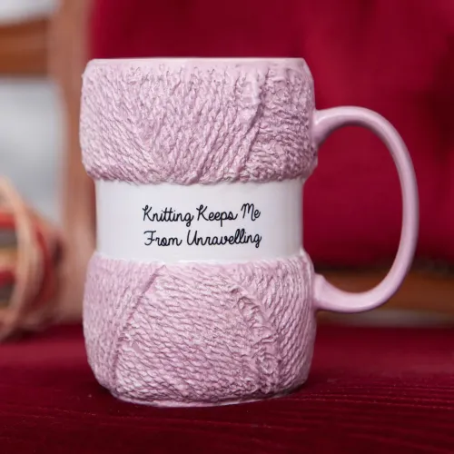 Kubek Włóczka z napisem "Knitting Keeps Me From Unravelling" na Arena.pl