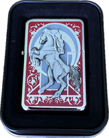 Zapalniczka Benzynowa Gentelo z Motywem Konia Srebrna na Czerwonym