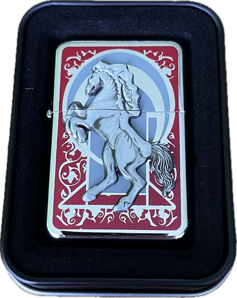 Zapalniczka Benzynowa z Koniem Srebrny na Czerwonym Tle Gentelo zdjęcie 1