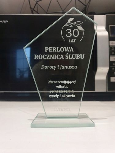 Statuetka szklana z grawerem na prezent własny projekt na Arena.pl