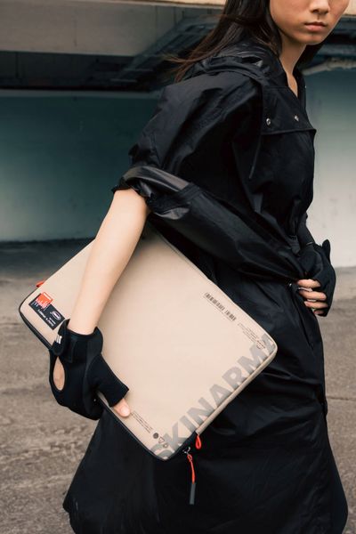 Skinarma Pokrowiec do MacBook Pro 14" Beżowy zdjęcie 4