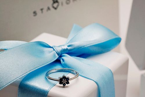 śliczny pierścionek kwiatek z szafirami i diamentem w białym złocie na Arena.pl