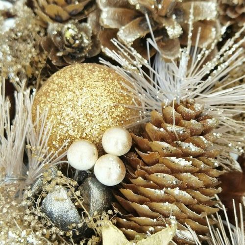 Ręcznie robiony wieniec świąteczny 34 cm złoty stroik z szyszek i bombek na Arena.pl