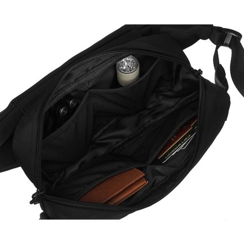 pojemna nerka męska z poliestru w czarnym kolorze zamykana suwakiem na Arena.pl