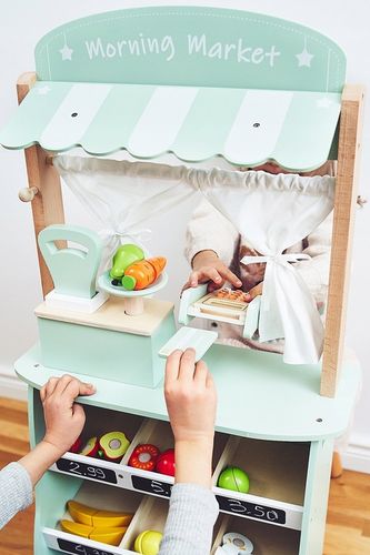 Duży drewniany sklep stragan teatr waga terminal płatniczy warzywa i owoce na Arena.pl