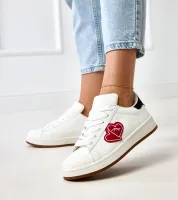 Białe sneakersy na platformie z czerwonymi serduszkami Tela 39