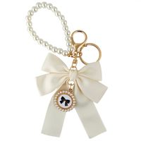 brelok do kluczy z kremową kokardą i perłami brl362k