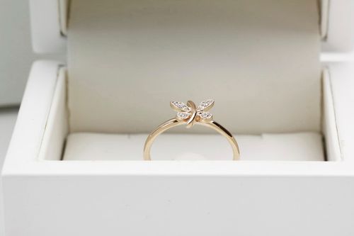 pierścionek złoty z motylkiem i diamentem w żółtym złocie na Arena.pl