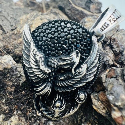 Męska zawieszka medalion na łańcuszek Fenix na tle czarnych kamieni, srebro na Arena.pl