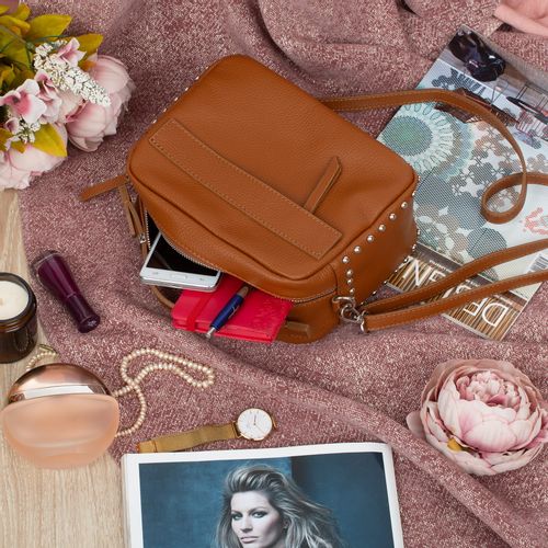 VERA PELLE torebka skórzana kuferek listonoszka z paskiem V167 camel na Arena.pl