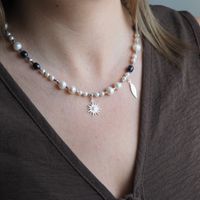 Naszyjnik z pereł hodowanych białych i czarnych – zawieszki słońce i piórko