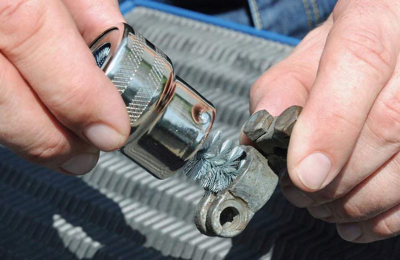 SZCZOTKA DRUCIANA DO KLEM I ZACISKÓW SŁUPKÓW AKUMULATORA BATERII ŚCISKÓW zdjęcie 3