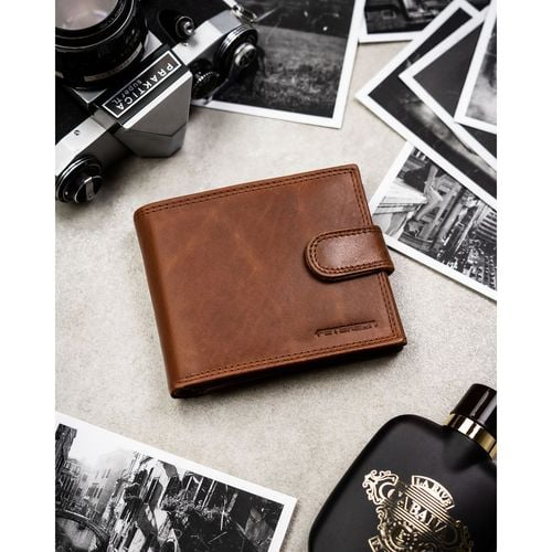 brązowy, skórzany portfel męski wyposażony w system rfid i zamykany na Arena.pl