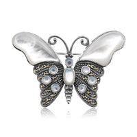 srebrna broszka w kształcie motyla z markazytami i masą perłową