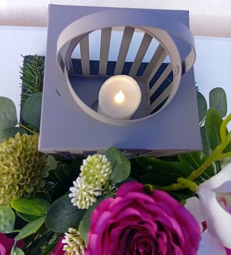 Stroik na grób z lampionem LED i orchideami białymi, elegancka dekoracja na Arena.pl