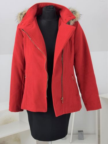 Czerwona kurtka z futrem na Arena.pl