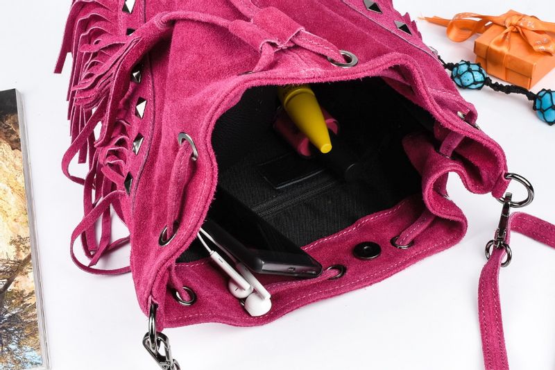 VERA PELLE torebka zamszowa listonoszka boho z ćwiekami V418 fuksja zdjęcie 5